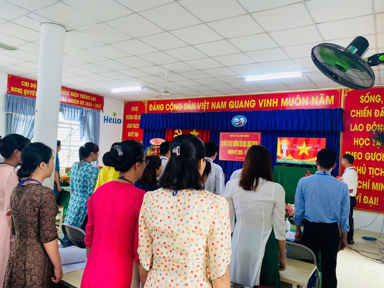 Đại hội thực hiện nghi thức chào cờ
