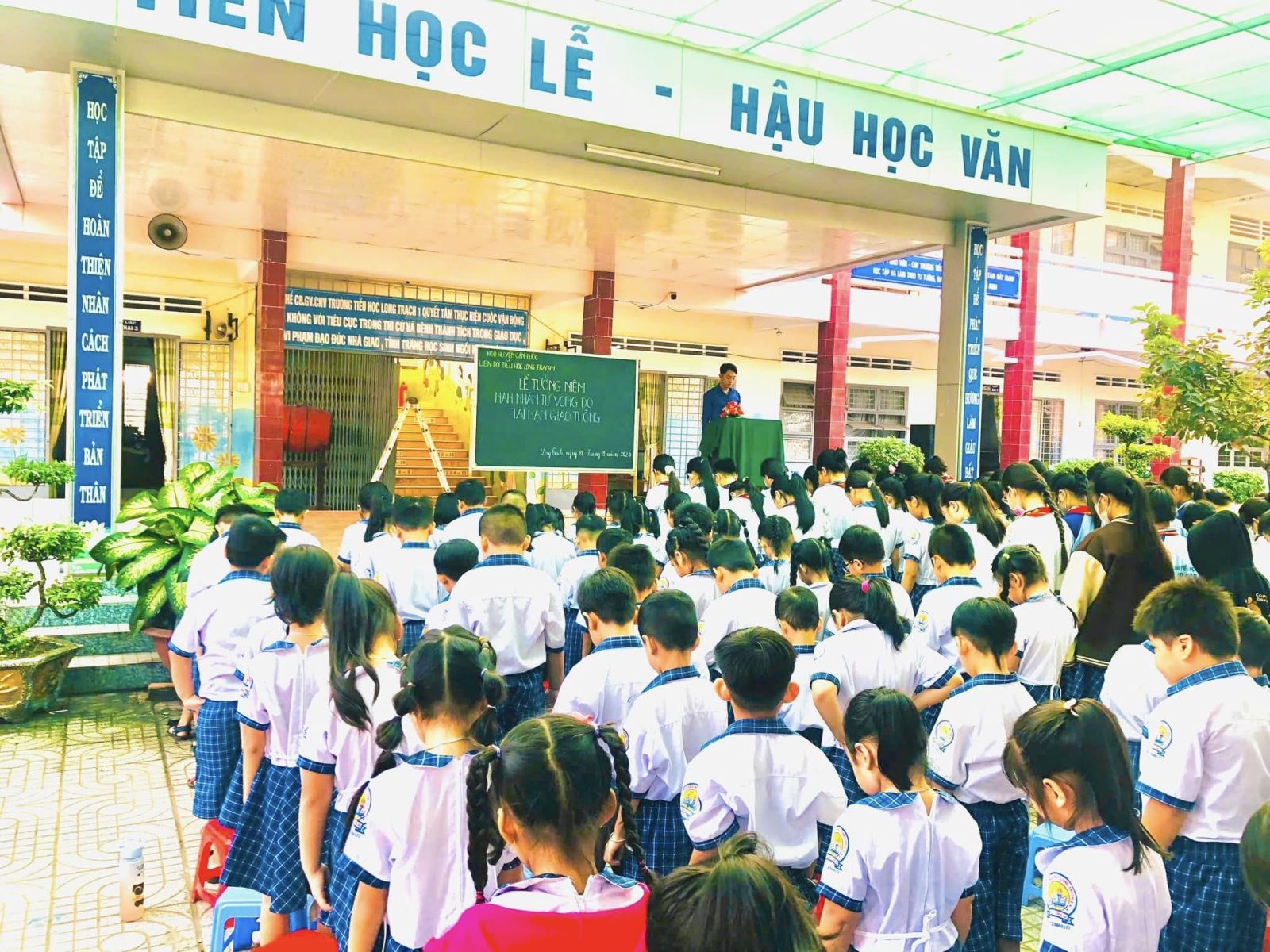 LIÊN ĐỘI TIỂU HỌC LONG TRẠCH 1 TỔ CHỨC LỄ TƯỞNG NIỆM CÁC NẠN NHÂN TỬ VONG DO TAI NẠN GIAO THÔNG